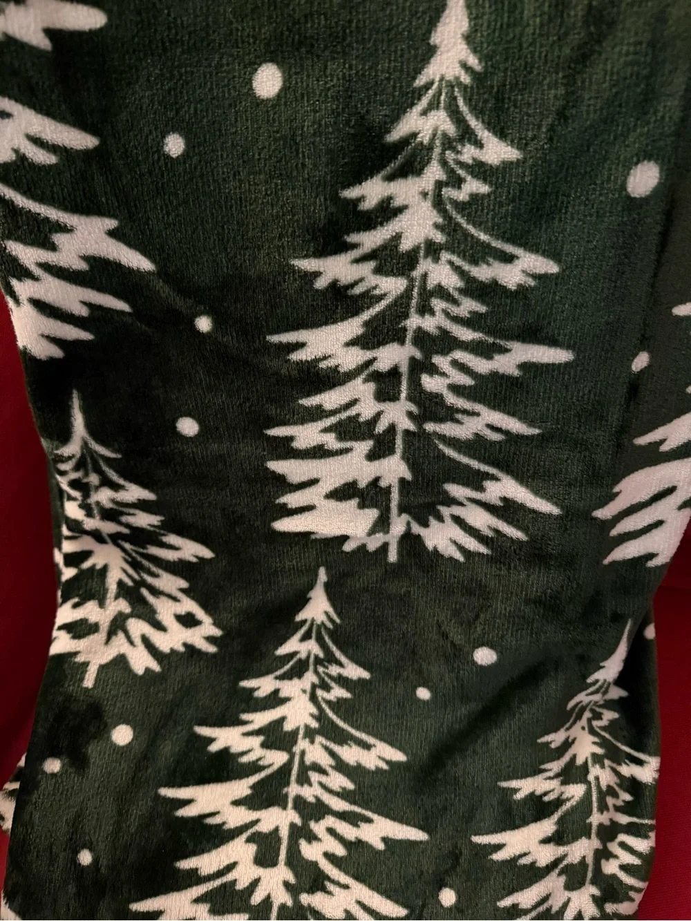Holiday Evergreen Tree Throw Blanket – Dark Green and White Plush